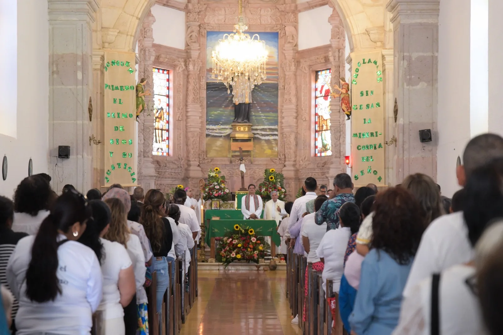Maru Campos asiste en Cerocahui a misa por sacerdotes jesuitas asesinados en 2022 - imagen 5