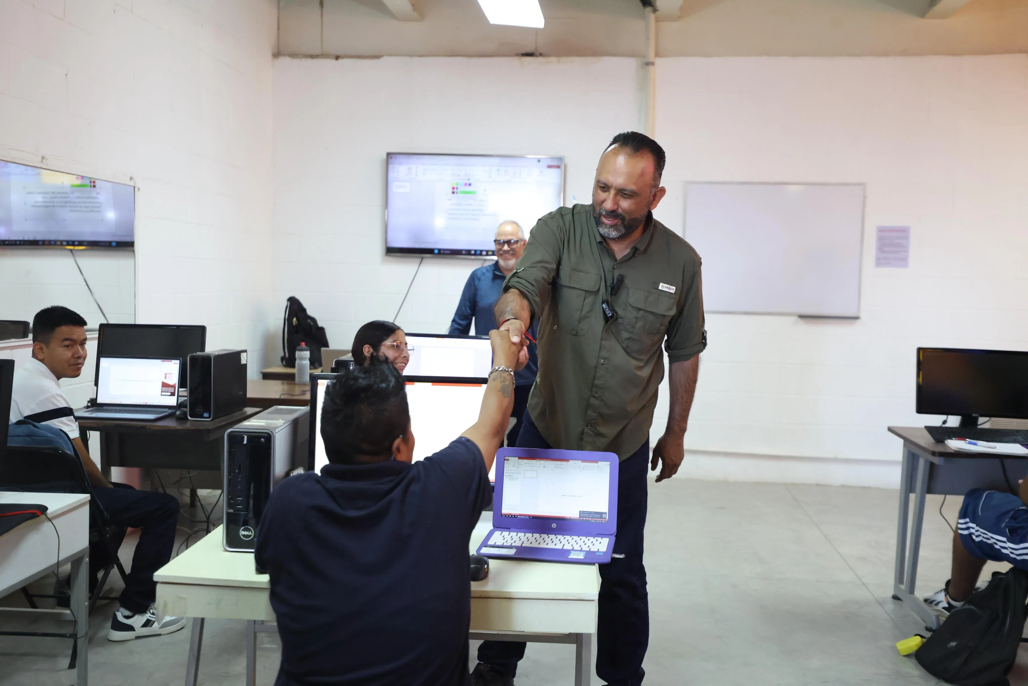 Presidente Municipal de Juárez visita Centro Comunitario Riveras del Bravo para impulsar talleres y actividades - imagen 11