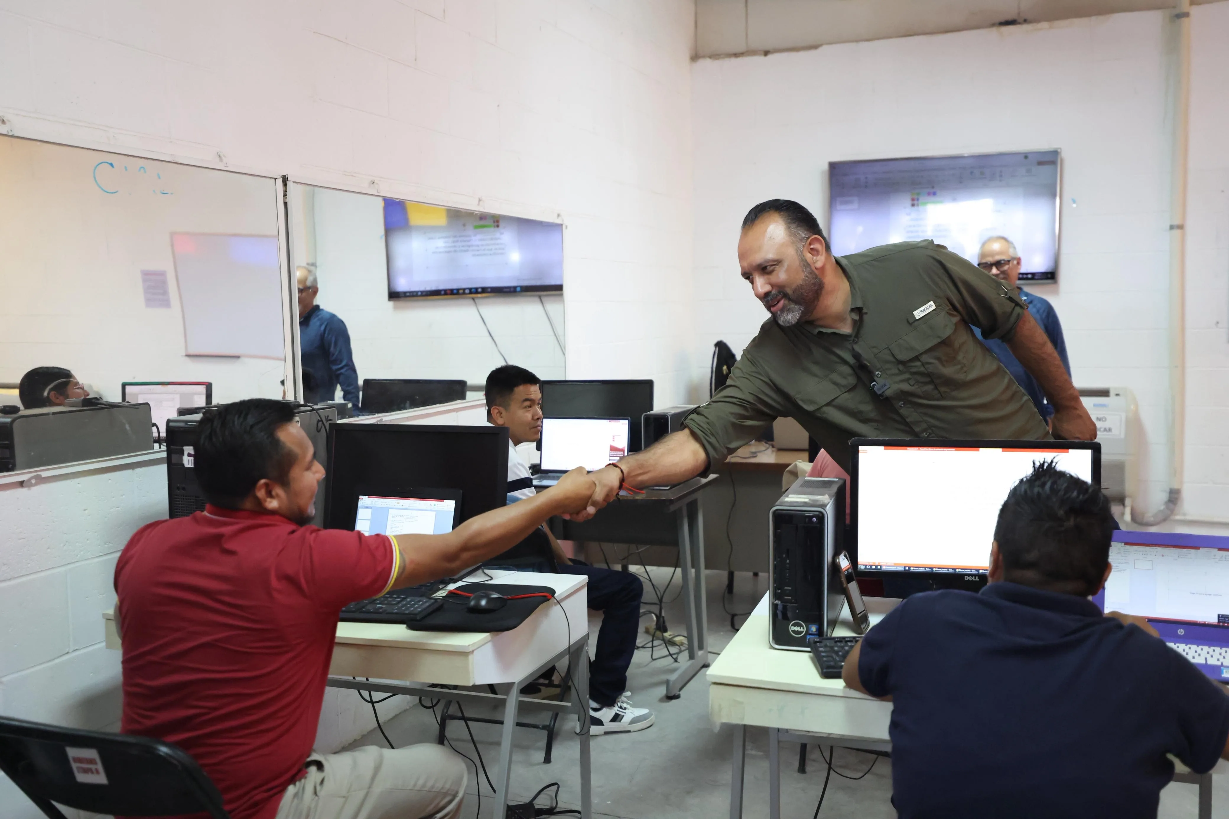 Presidente Municipal de Juárez visita Centro Comunitario Riveras del Bravo para impulsar talleres y actividades - imagen 14
