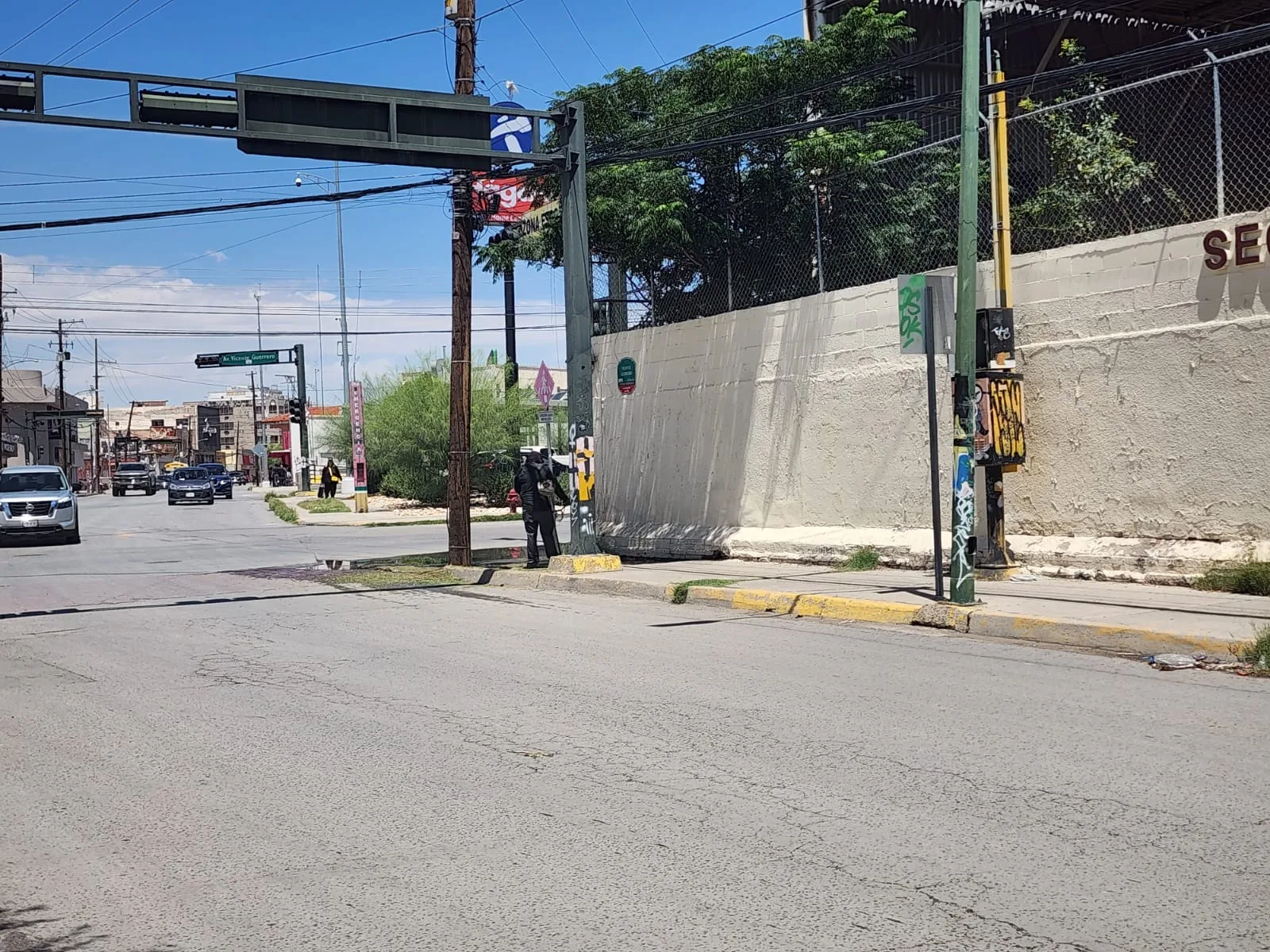 Realizan limpieza y mantenimiento en el Monumento a Benito Juárez en Ciudad Juárez - imagen 1