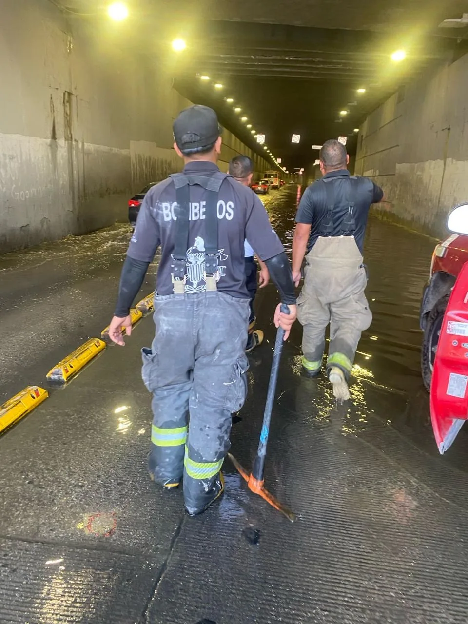 Protección Civil y JMAS realizan desazolve en alcantarillado de avenida Juárez para evitar inundaciones en puente 16 de Septiembre - imagen 1