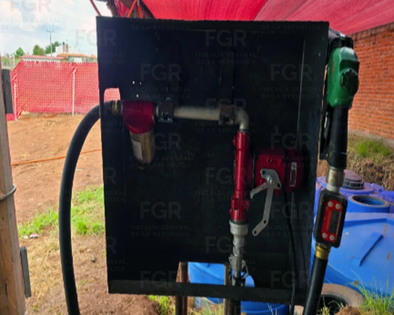 FGR asegura más de 10,000 litros de hidrocarburo en cateo en Tepatitlán, Jalisco - imagen 2