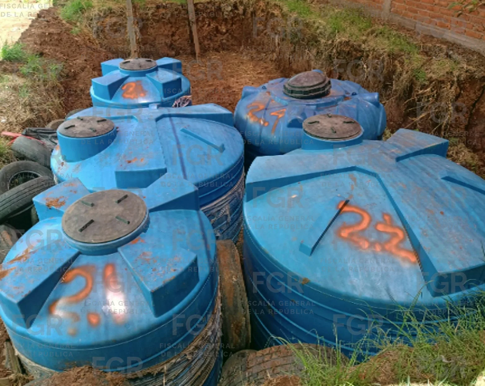 FGR asegura más de 10,000 litros de hidrocarburo en cateo en Tepatitlán, Jalisco - imagen 6