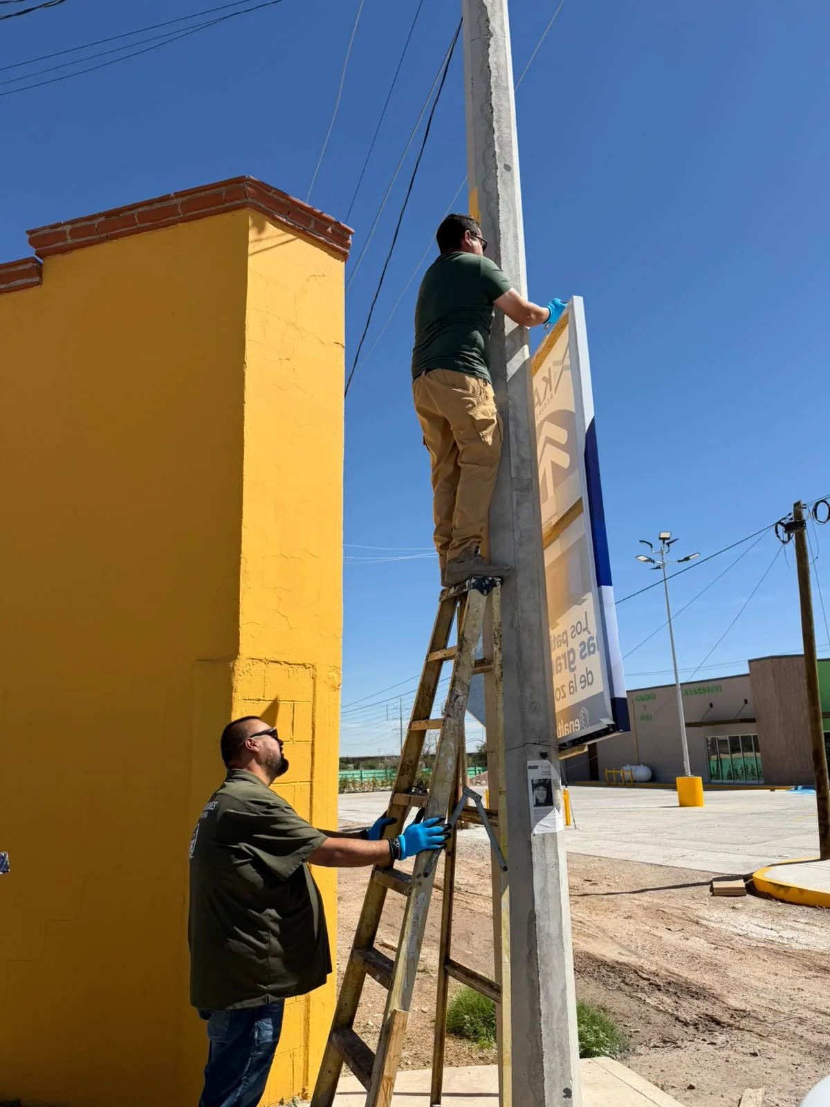 Retiran 200 pendones sin permiso en Valle del Sol, Juárez - imagen 1
