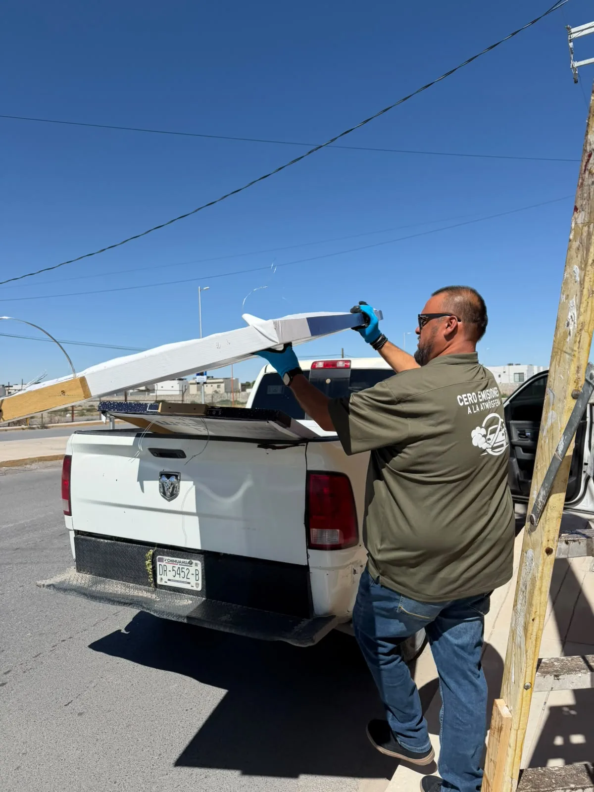 Retiran 200 pendones sin permiso en Valle del Sol, Juárez - imagen 4