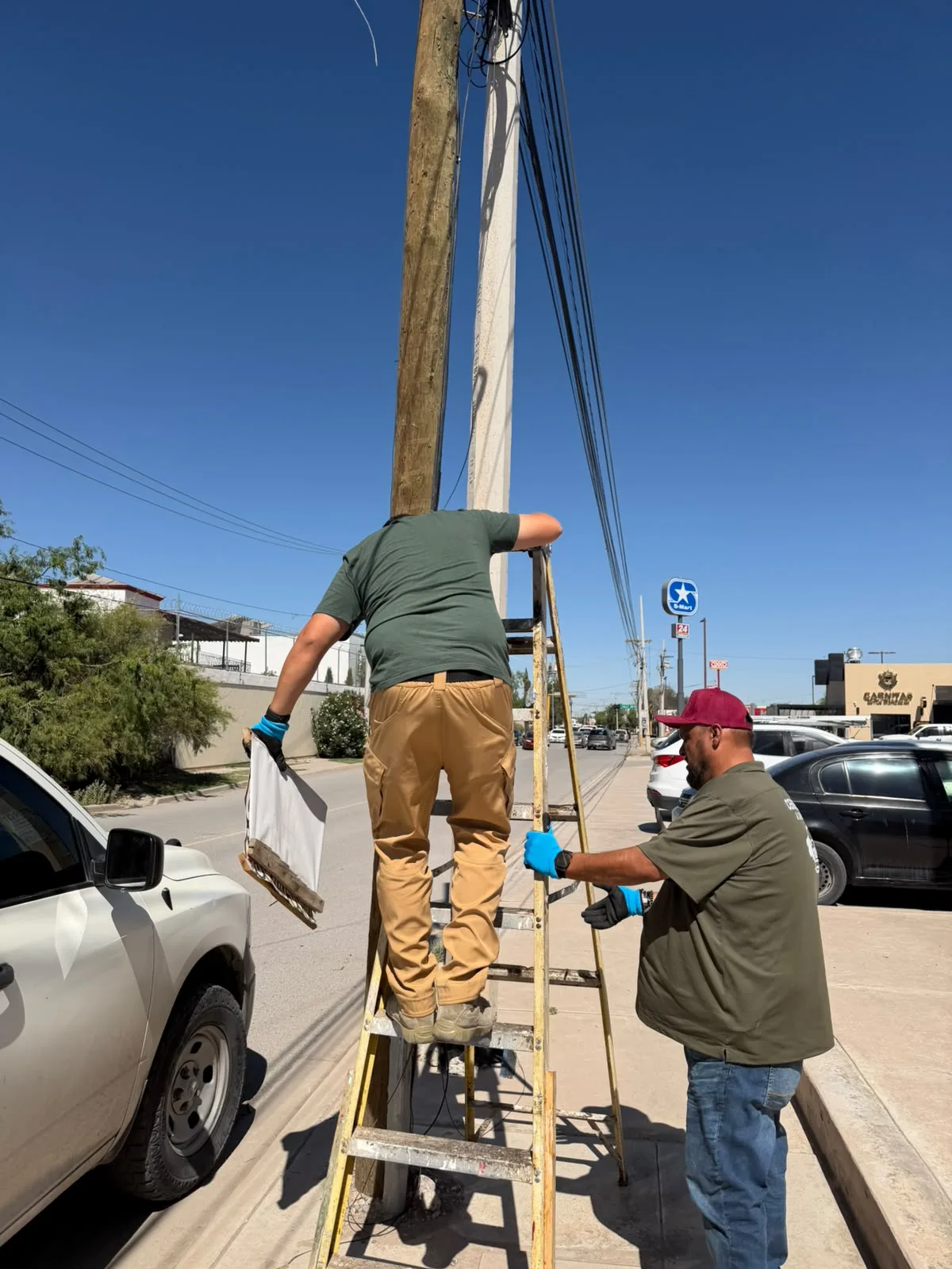 Retiran 200 pendones sin permiso en Valle del Sol, Juárez - imagen 8
