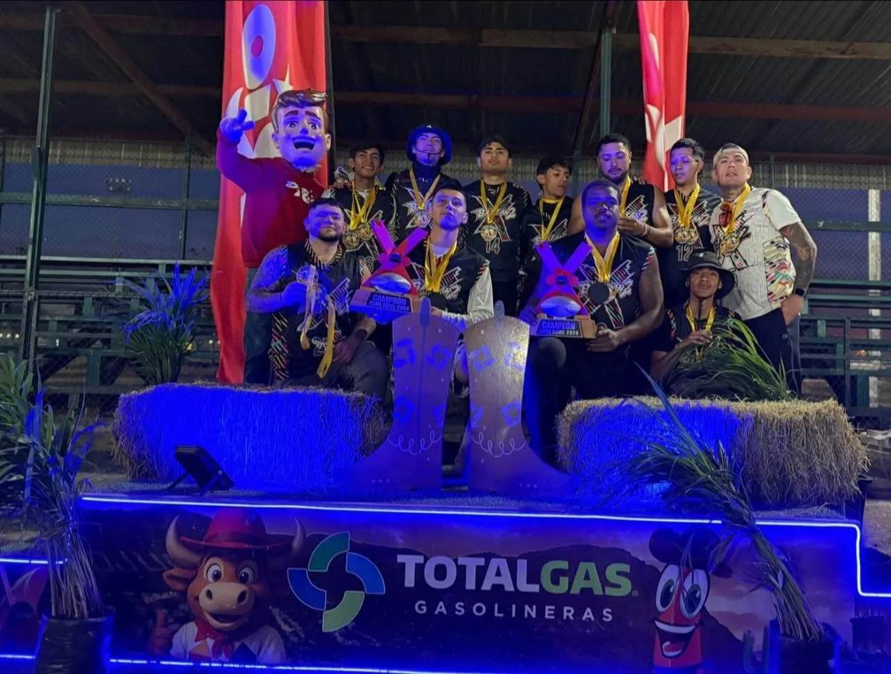 Director del IMDEJ recibe trofeo en el Duna Bowl 2026 por apoyo al futbol bandera en Juárez - imagen 1