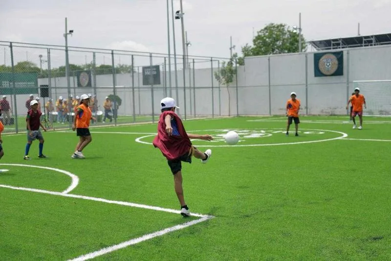Entregan cuatro canchas de fútbol 5 en Yucatán como parte del Mundial Social 2026 - imagen 5