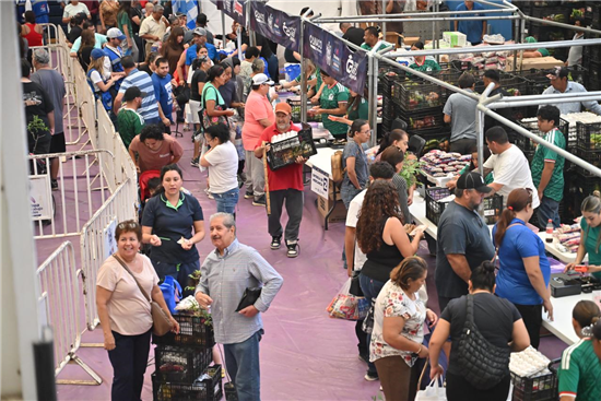 Miles de personas participan en la tercera edición del Mercadito Más Barato en Chihuahua - imagen 1