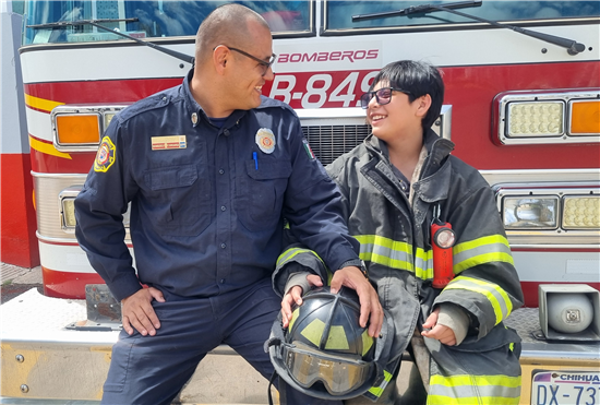 Morgan Salazar, de 11 años, sueña con ser bombero como su padre en Chihuahua - imagen 1