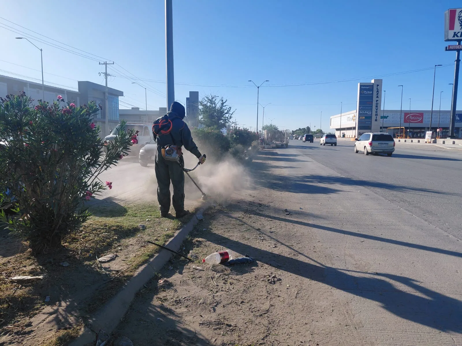 Realizan mantenimiento en camellón central de la carretera Juárez-Porvenir para mejorar condiciones viales - imagen 2