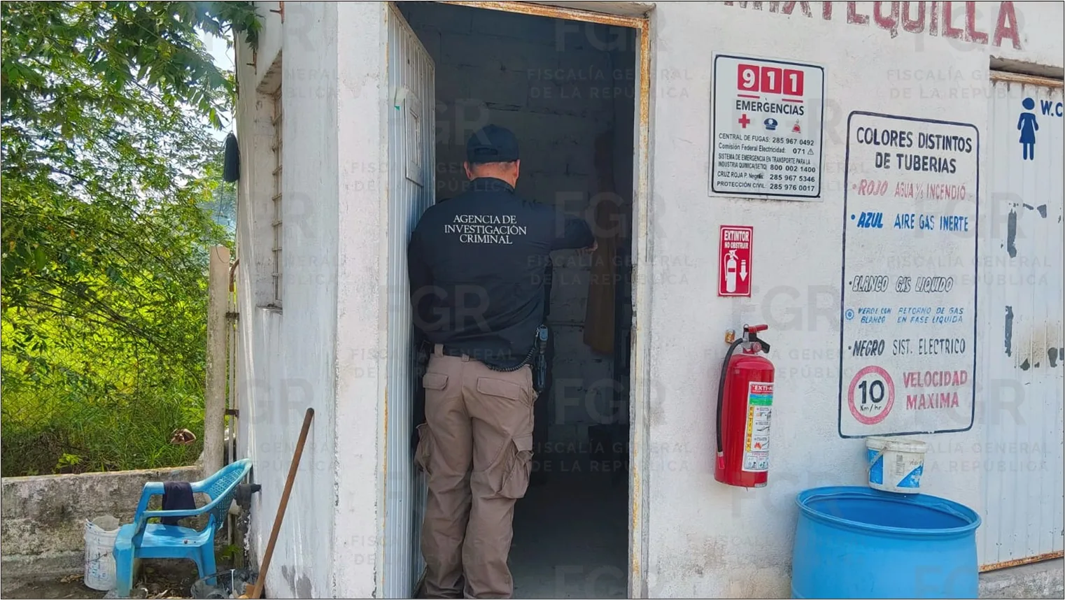 FGR asegura más de 3,500 litros de hidrocarburo en Veracruz en operativo contra almacenamiento ilícito - imagen 6