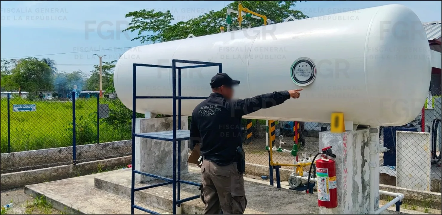 FGR asegura más de 3,500 litros de hidrocarburo en Veracruz en operativo contra almacenamiento ilícito - imagen 4