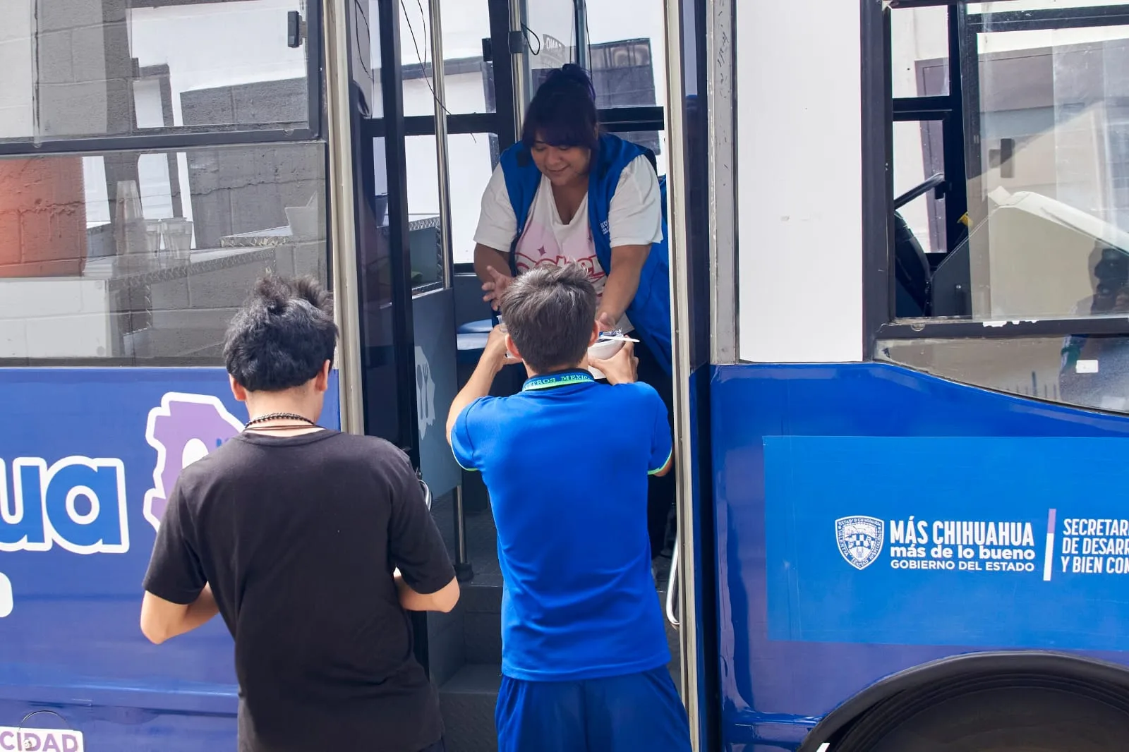 Comedor móvil de NutriChihuahua reparte alimentos en la Preparatoria Estatal Maestros Mexicanos Norte - imagen 1