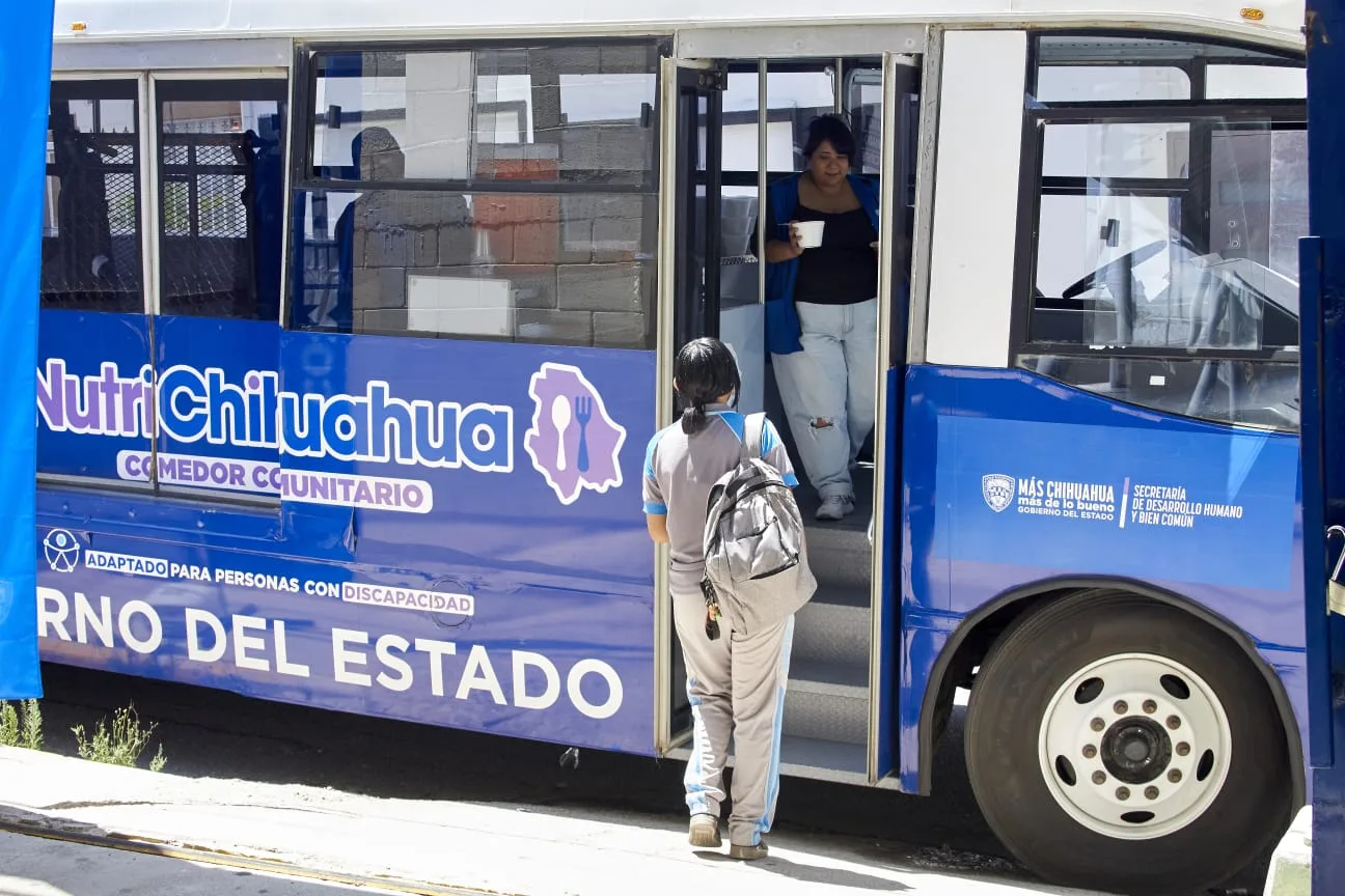 Comedor móvil de NutriChihuahua reparte alimentos en la Preparatoria Estatal Maestros Mexicanos Norte - imagen 2