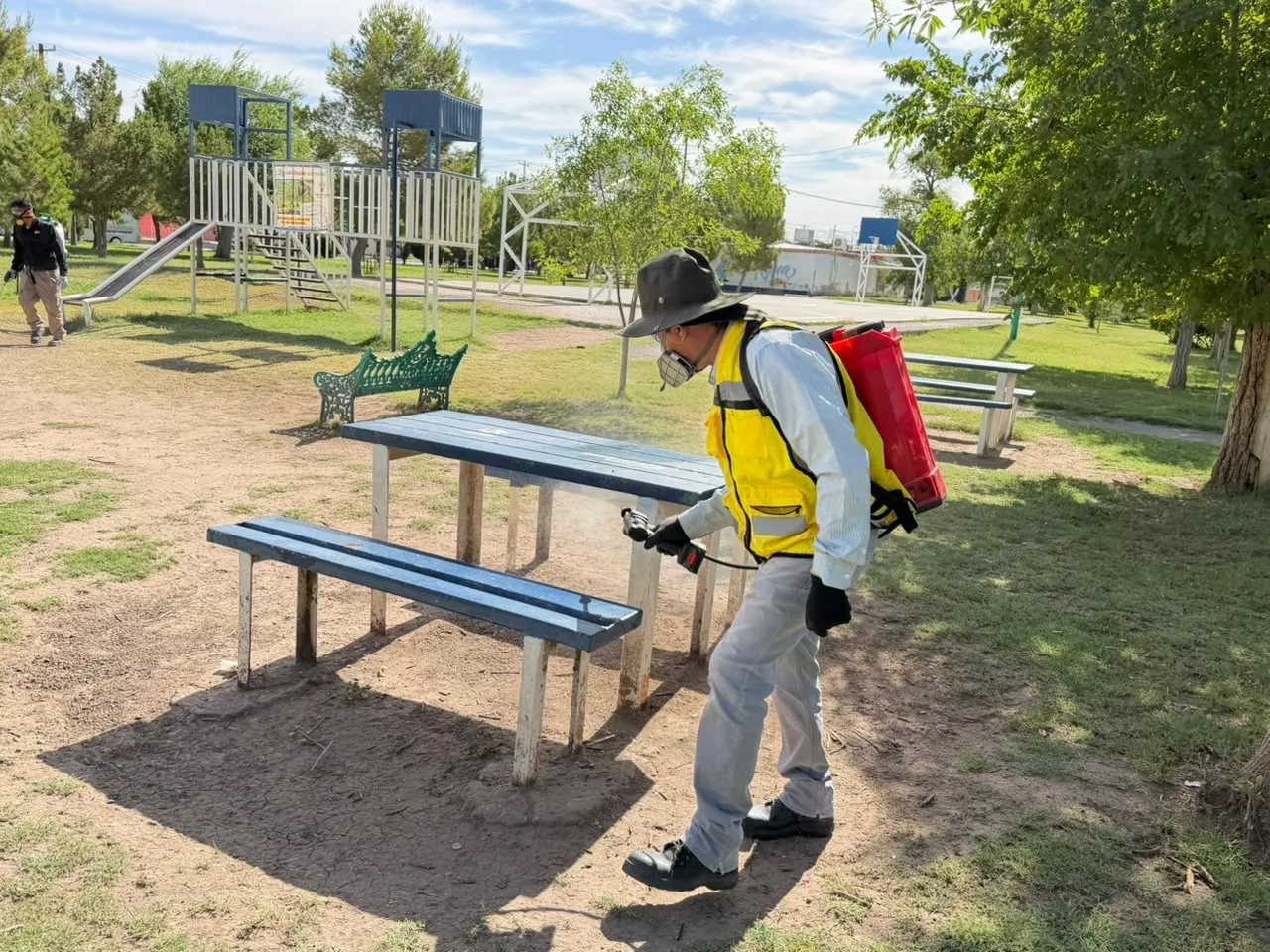 Inician fumigación contra garrapatas en parque Los Güeros y zonas aledañas en Ciudad Juárez - imagen 10