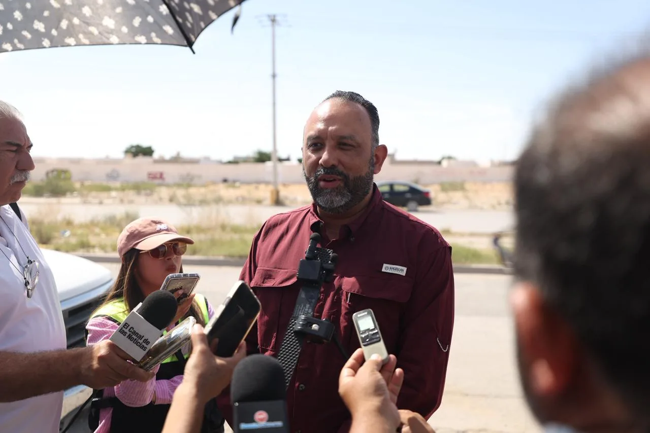 Alcalde Ortiz Orpinel supervisa trabajos de bacheo en el suroriente de Ciudad Juárez - imagen 1
