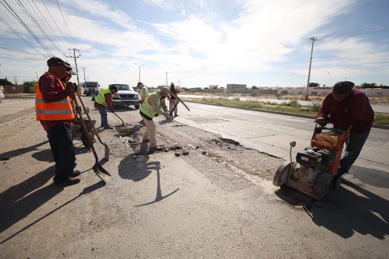 Alcalde Ortiz Orpinel supervisa trabajos de bacheo en el suroriente de Ciudad Juárez - imagen 2