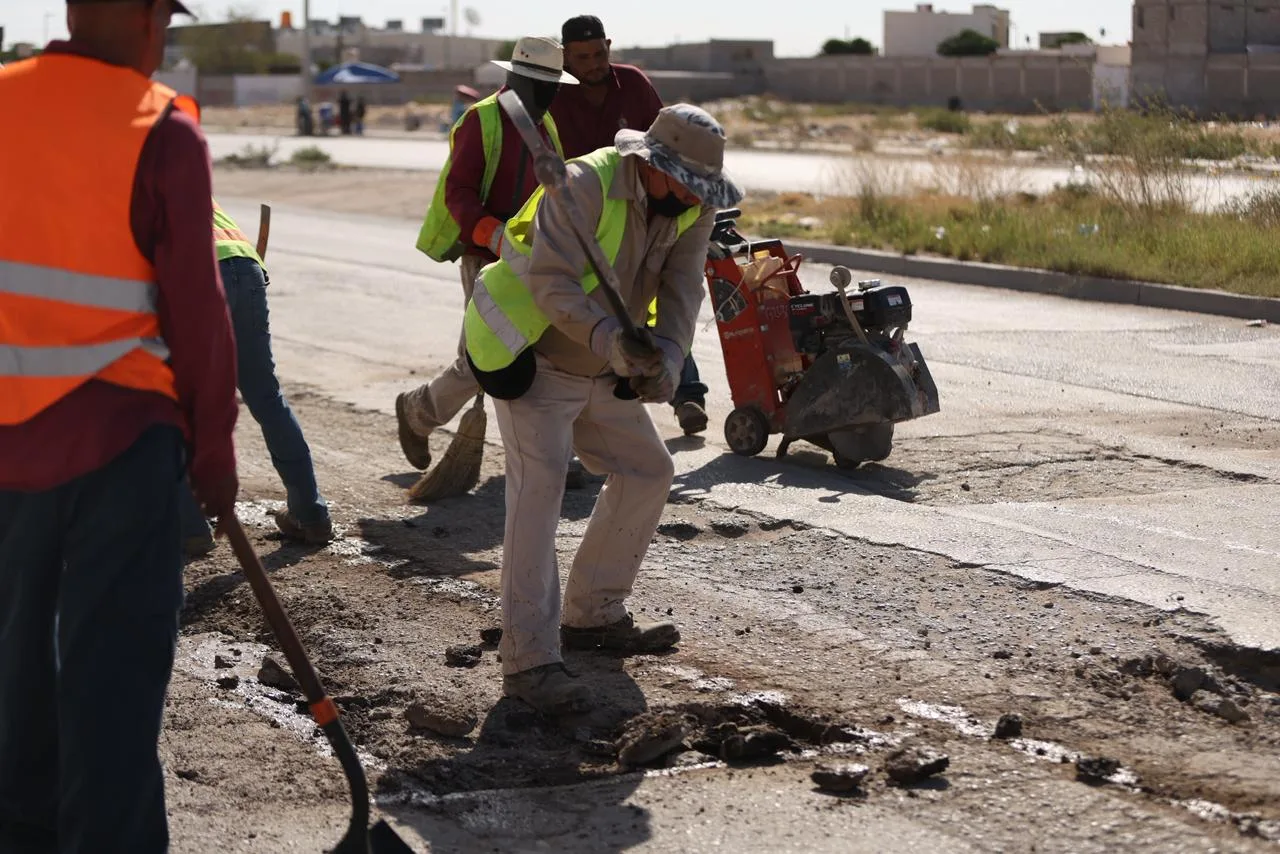 Alcalde Ortiz Orpinel supervisa trabajos de bacheo en el suroriente de Ciudad Juárez - imagen 3