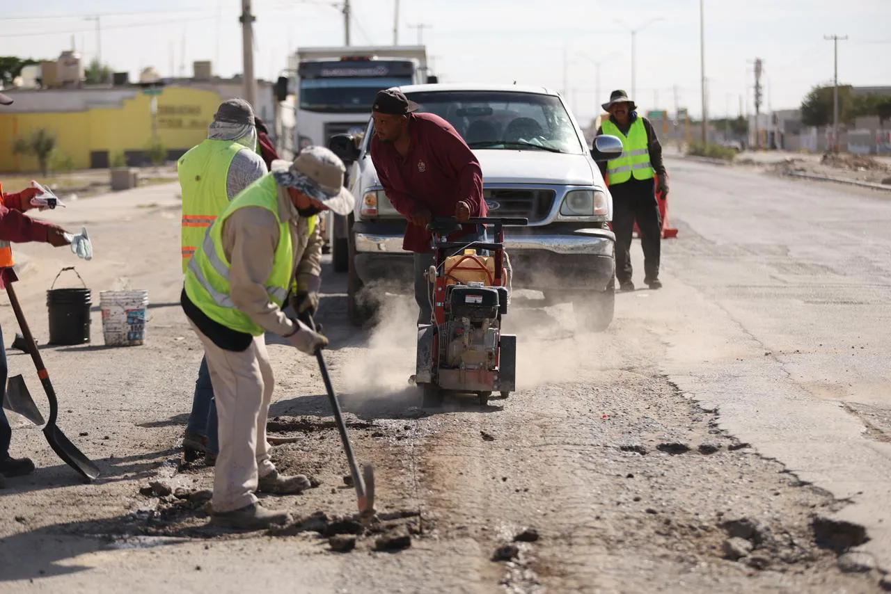 Alcalde Ortiz Orpinel supervisa trabajos de bacheo en el suroriente de Ciudad Juárez - imagen 5