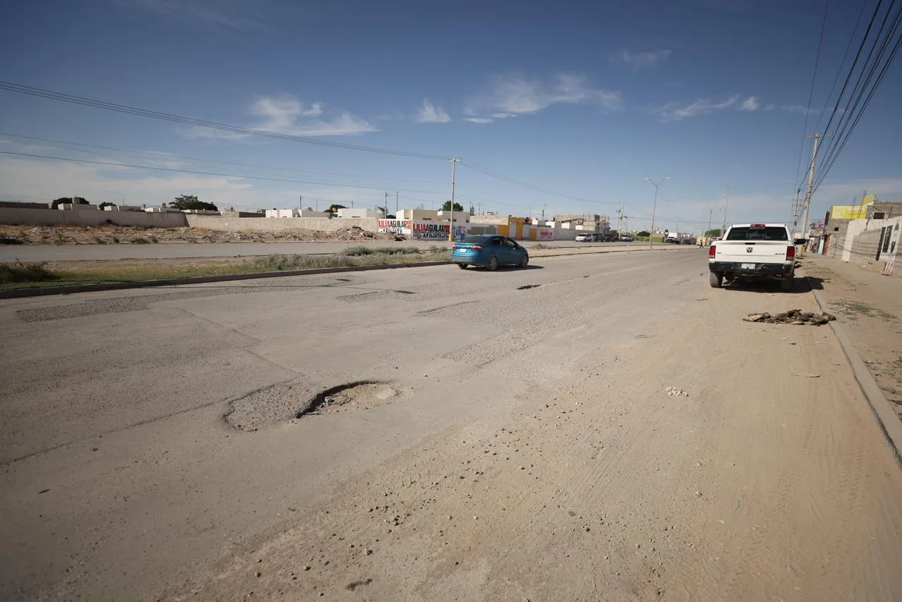 Alcalde Ortiz Orpinel supervisa trabajos de bacheo en el suroriente de Ciudad Juárez - imagen 6