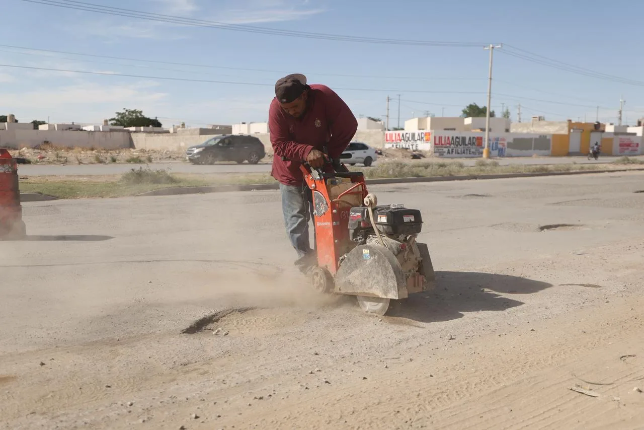 Alcalde Ortiz Orpinel supervisa trabajos de bacheo en el suroriente de Ciudad Juárez - imagen 8