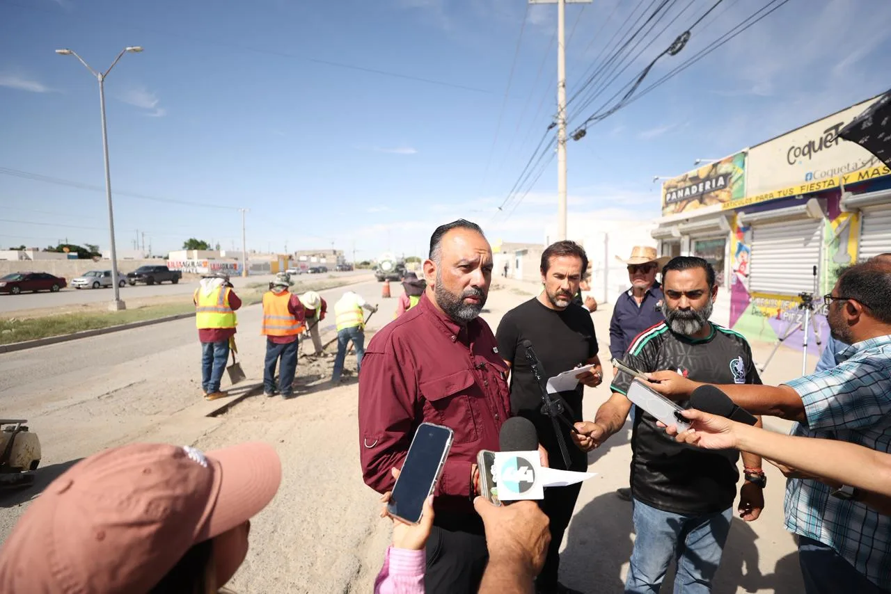 Alcalde Ortiz Orpinel supervisa trabajos de bacheo en el suroriente de Ciudad Juárez - imagen 9