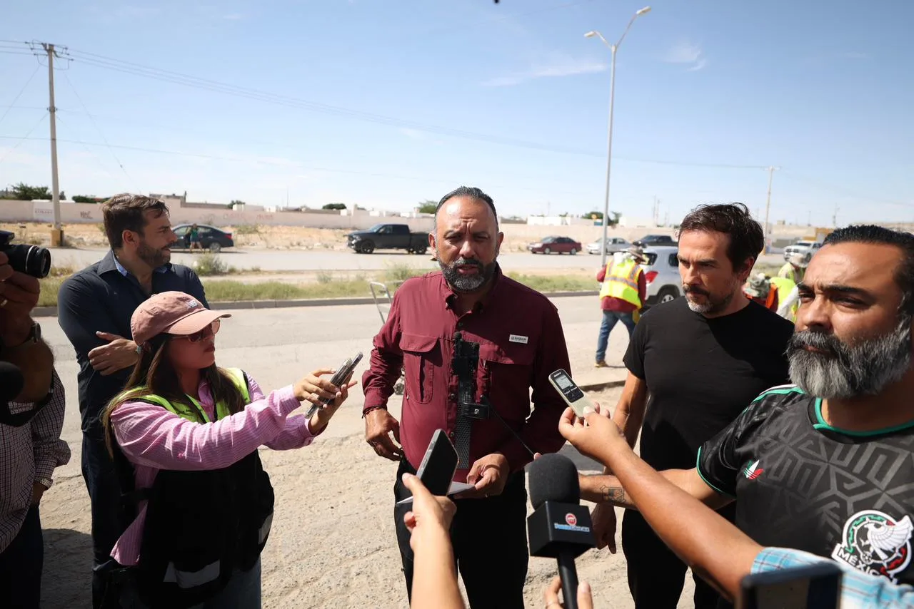 Alcalde Ortiz Orpinel supervisa trabajos de bacheo en el suroriente de Ciudad Juárez - imagen 10