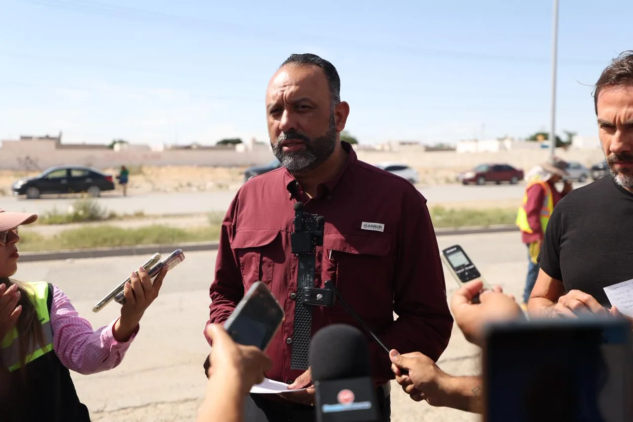 Alcalde Ortiz Orpinel supervisa trabajos de bacheo en el suroriente de Ciudad Juárez - imagen 11