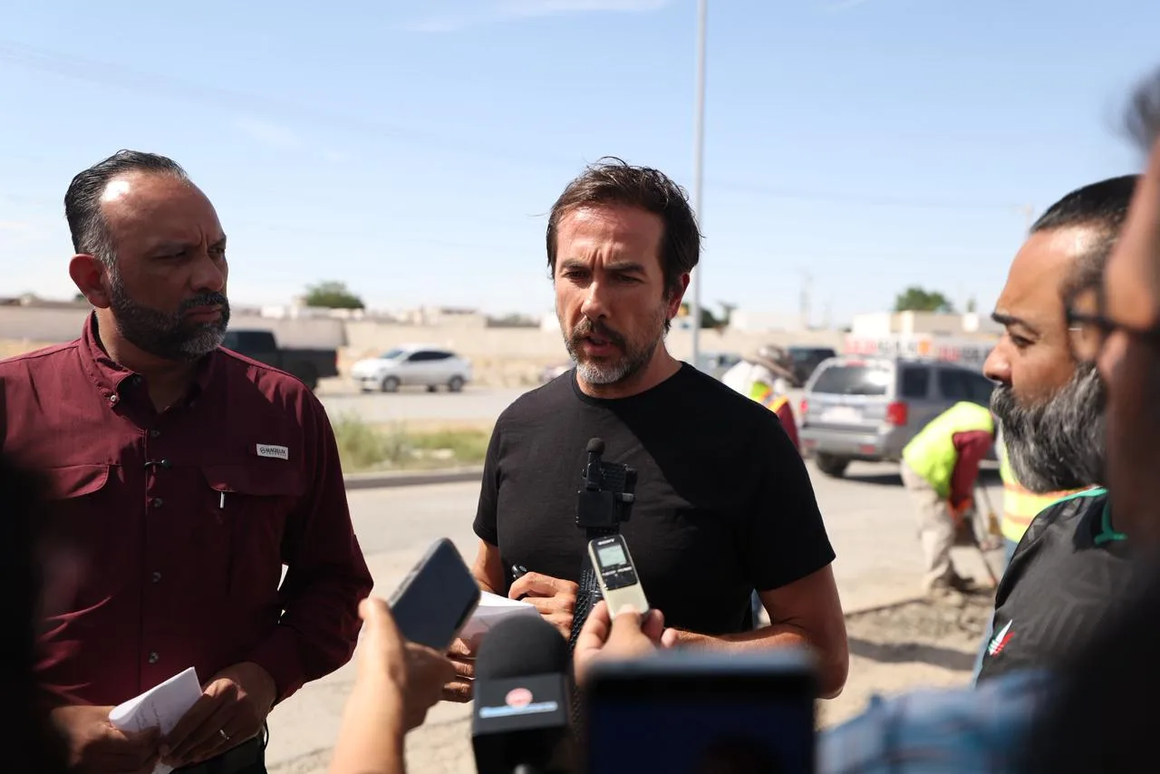 Alcalde Ortiz Orpinel supervisa trabajos de bacheo en el suroriente de Ciudad Juárez - imagen 12