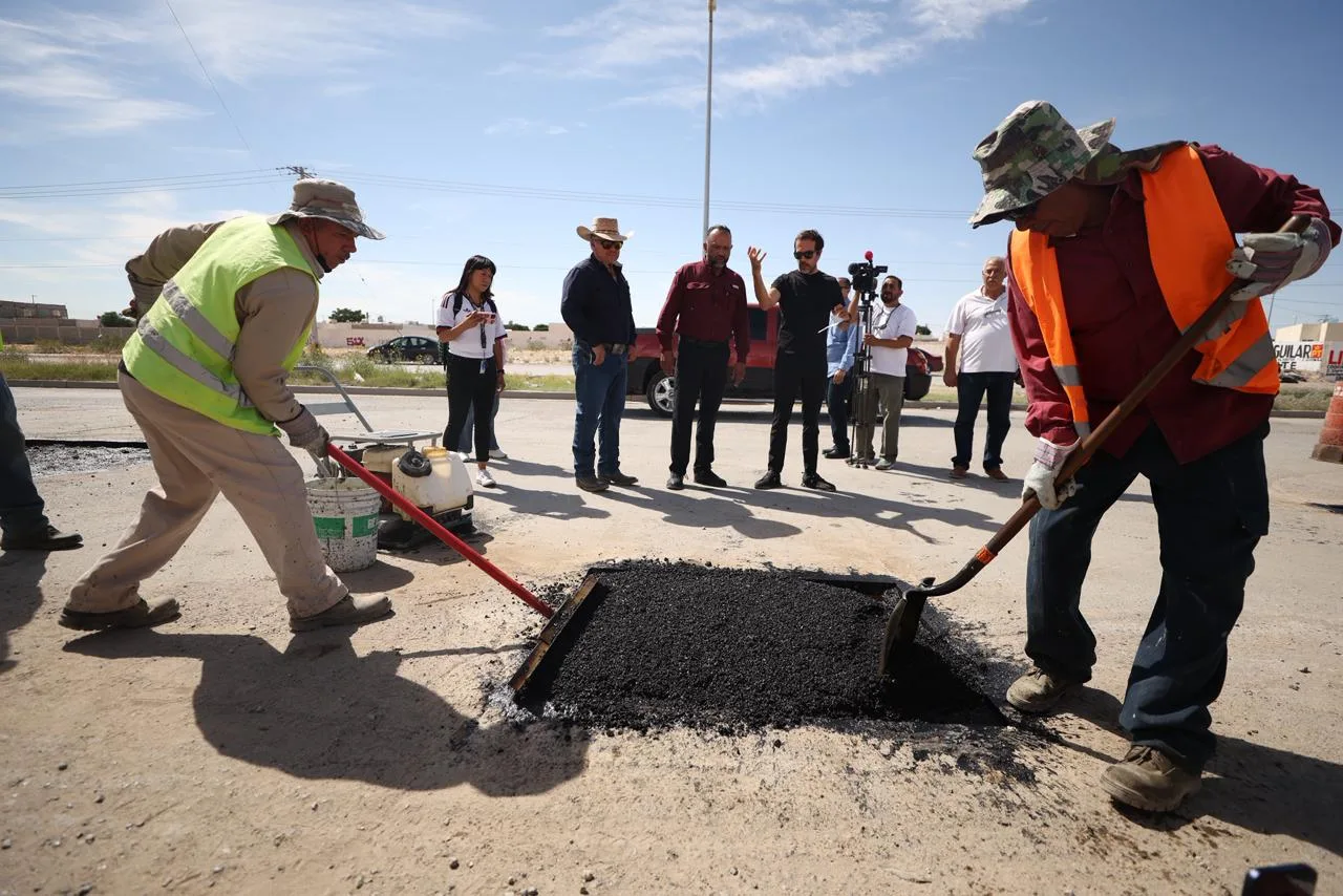 Alcalde Ortiz Orpinel supervisa trabajos de bacheo en el suroriente de Ciudad Juárez - imagen 14