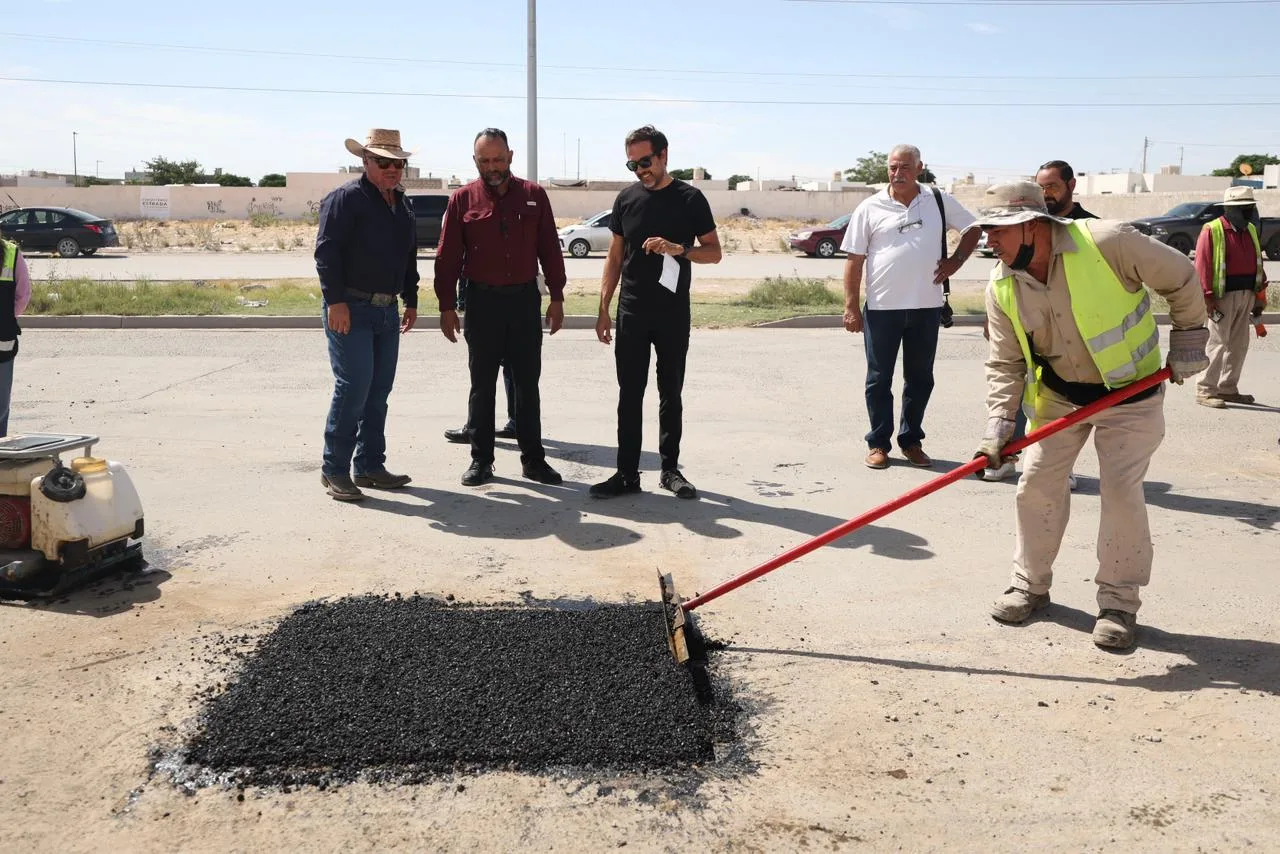 Alcalde Ortiz Orpinel supervisa trabajos de bacheo en el suroriente de Ciudad Juárez - imagen 13
