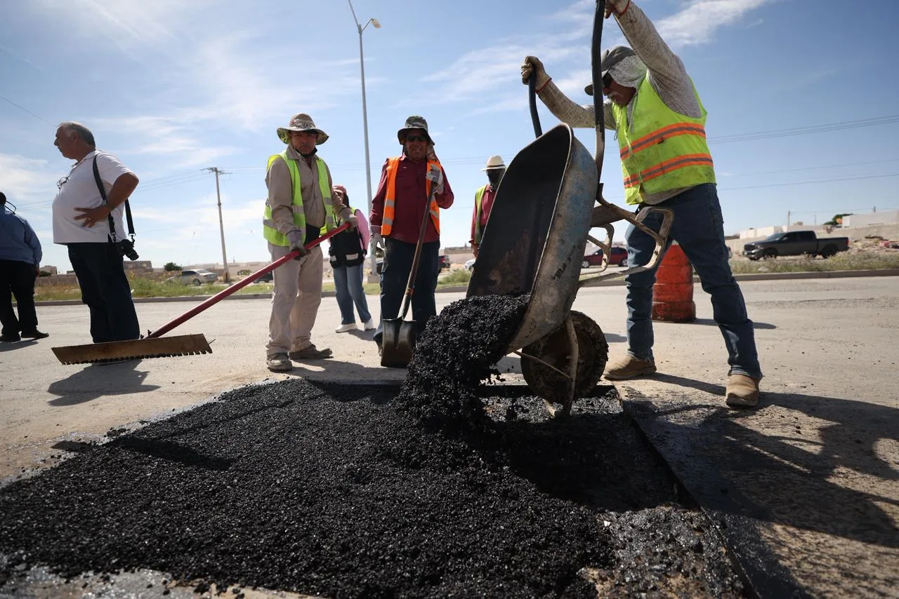 Alcalde Ortiz Orpinel supervisa trabajos de bacheo en el suroriente de Ciudad Juárez - imagen 15