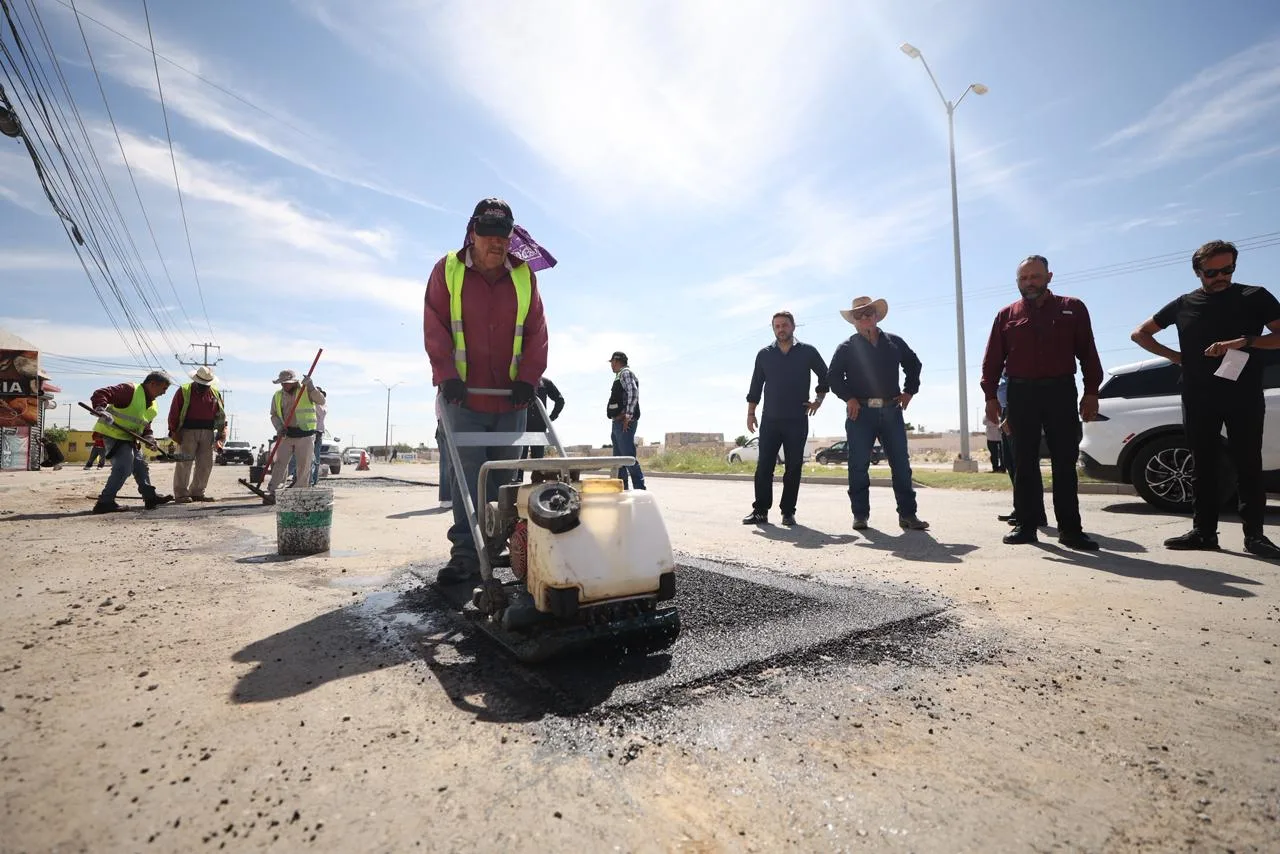 Alcalde Ortiz Orpinel supervisa trabajos de bacheo en el suroriente de Ciudad Juárez - imagen 17