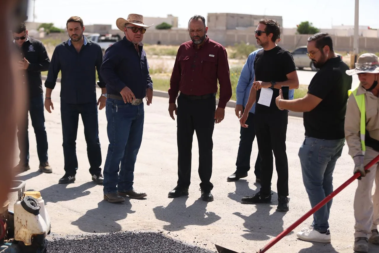 Alcalde Ortiz Orpinel supervisa trabajos de bacheo en el suroriente de Ciudad Juárez - imagen 16