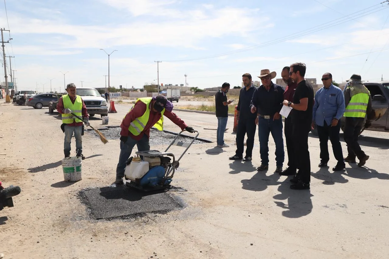 Alcalde Ortiz Orpinel supervisa trabajos de bacheo en el suroriente de Ciudad Juárez - imagen 18