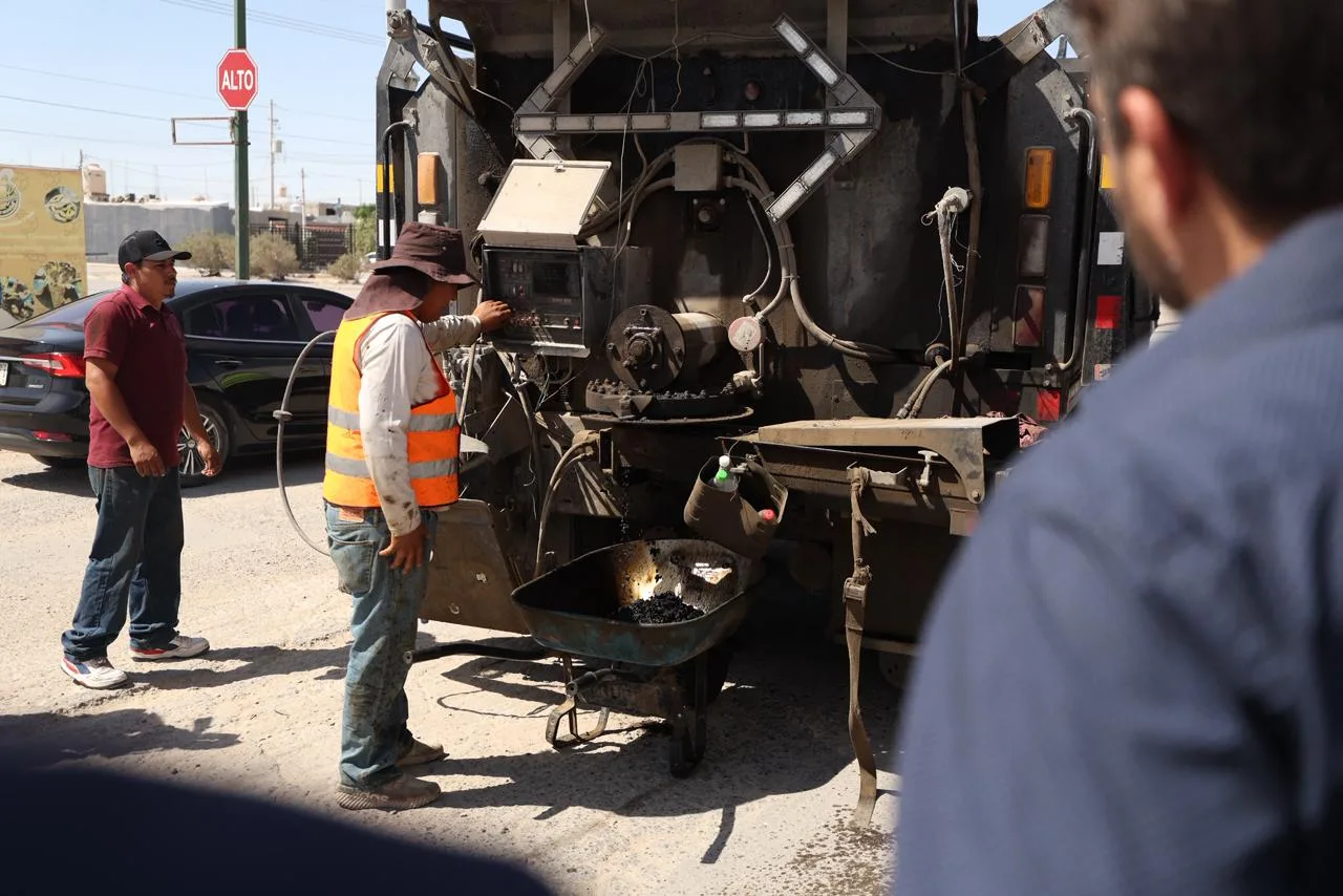 Alcalde Ortiz Orpinel supervisa trabajos de bacheo en el suroriente de Ciudad Juárez - imagen 20