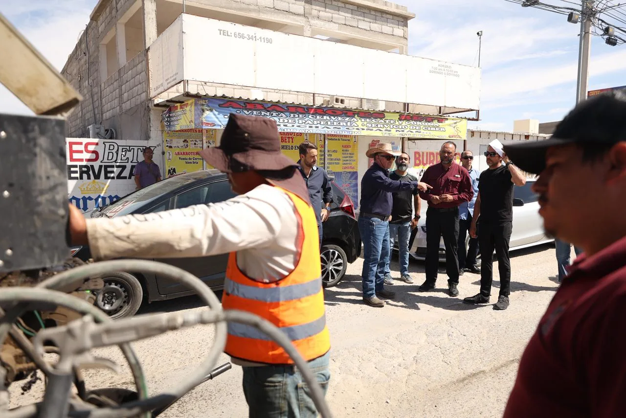 Alcalde Ortiz Orpinel supervisa trabajos de bacheo en el suroriente de Ciudad Juárez - imagen 21