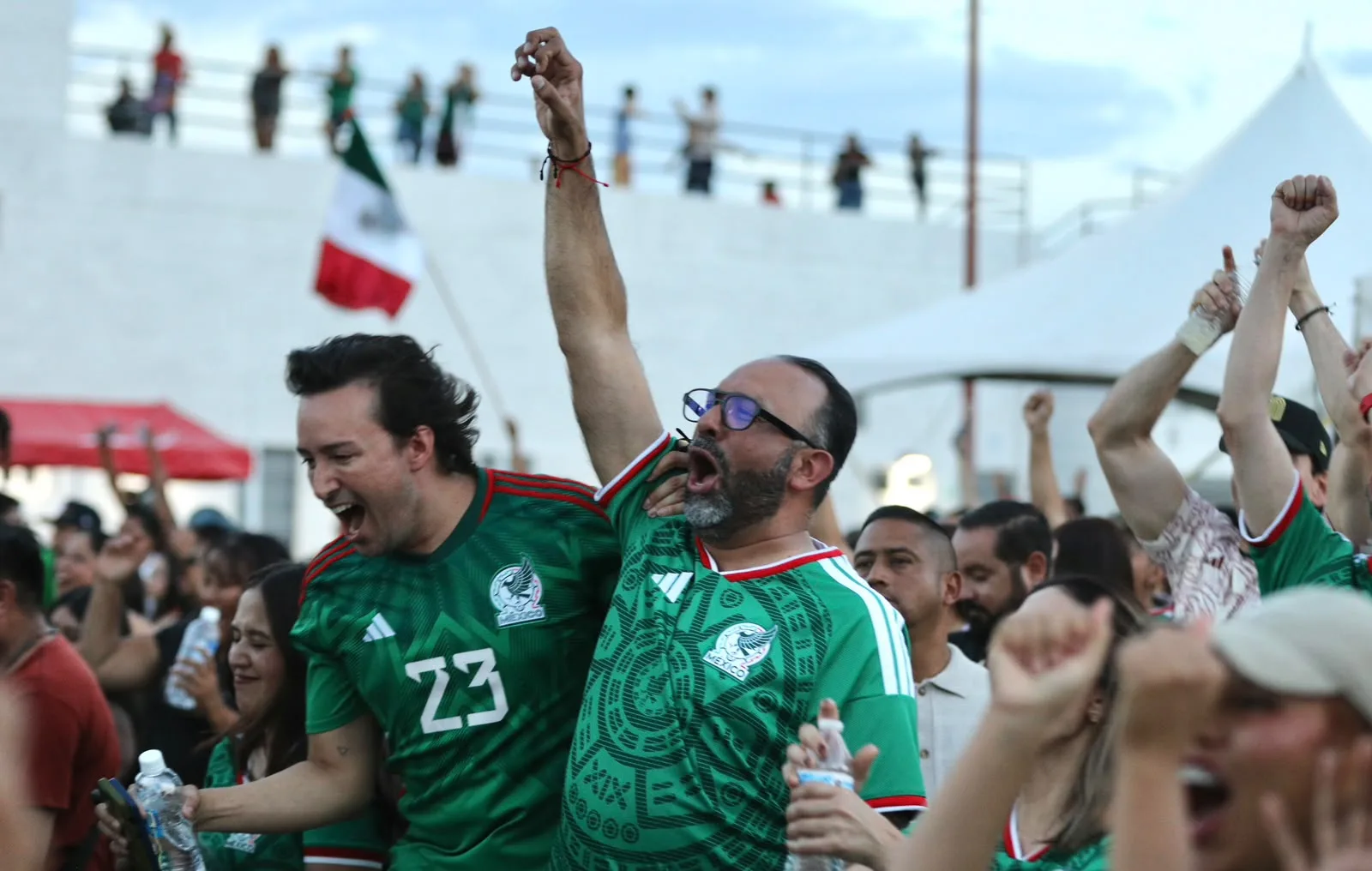 Alcalde de Ciudad Juárez acompaña a ciudadanos en transmisión del partido México vs República Checa - imagen 1
