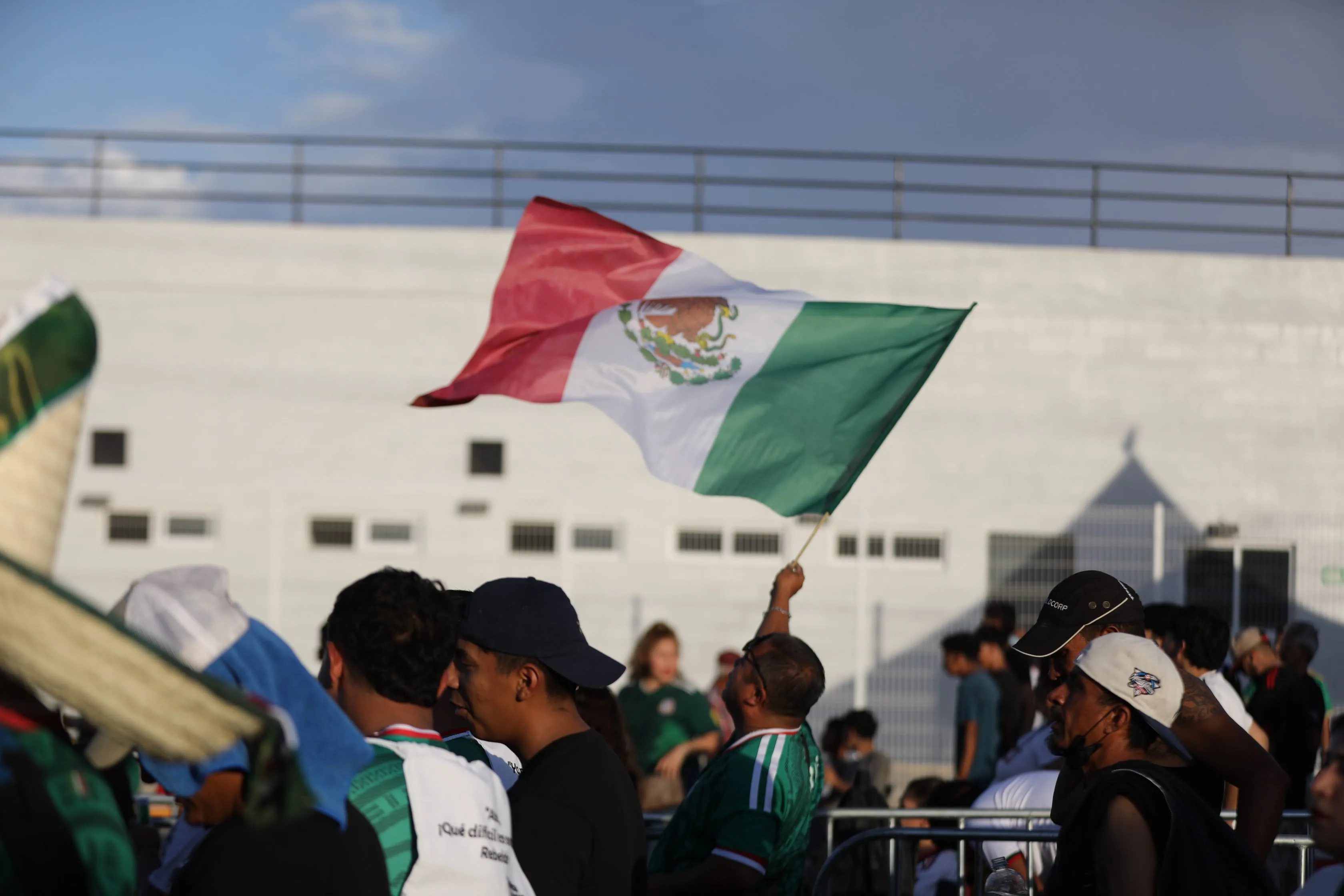 Alcalde de Ciudad Juárez acompaña a ciudadanos en transmisión del partido México vs República Checa - imagen 3