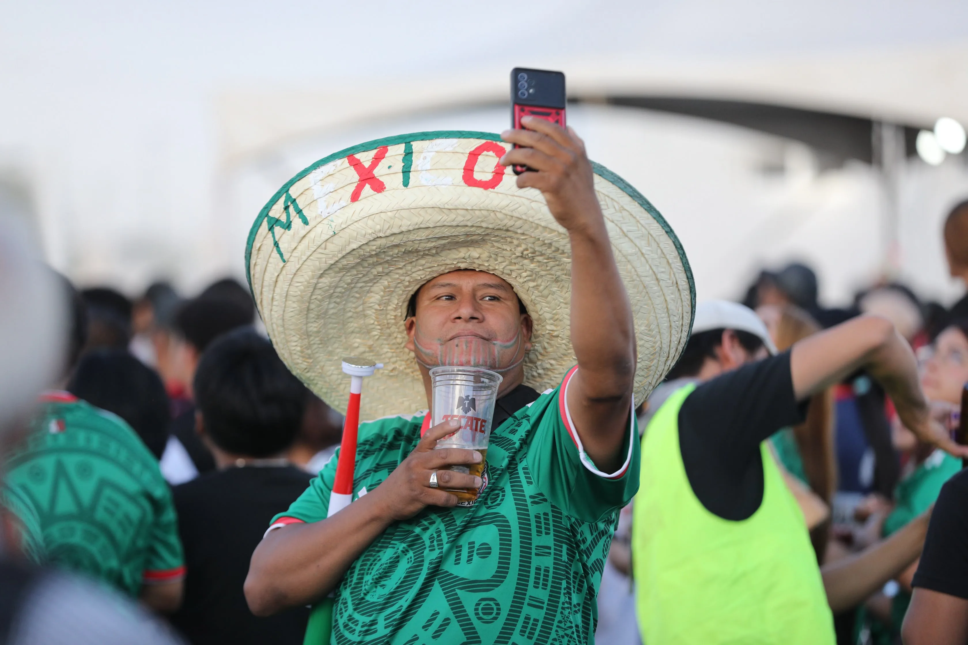 Alcalde de Ciudad Juárez acompaña a ciudadanos en transmisión del partido México vs República Checa - imagen 6