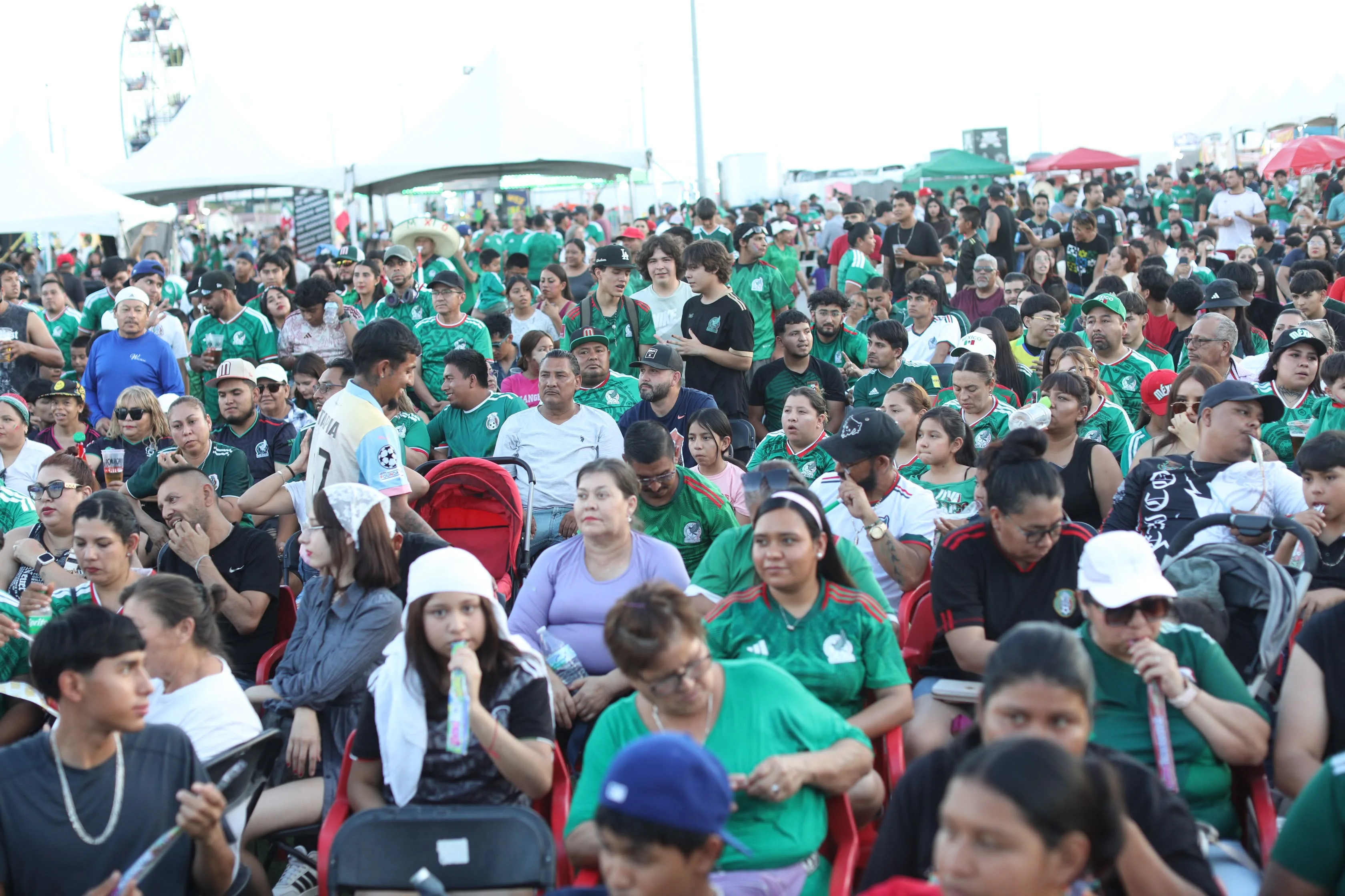 Alcalde de Ciudad Juárez acompaña a ciudadanos en transmisión del partido México vs República Checa - imagen 7