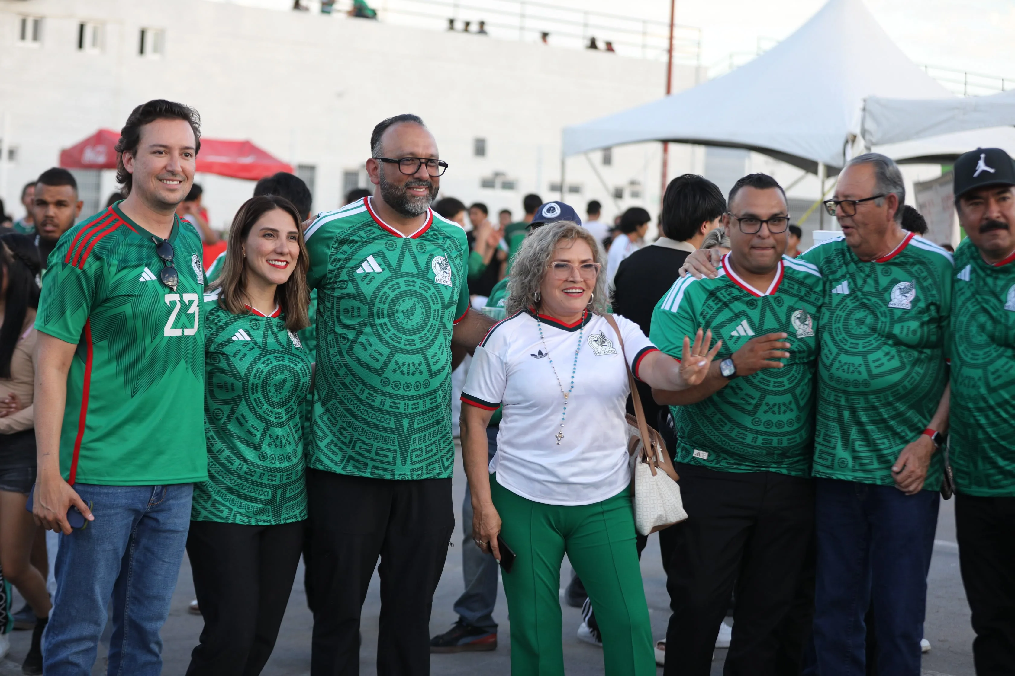 Alcalde de Ciudad Juárez acompaña a ciudadanos en transmisión del partido México vs República Checa - imagen 8