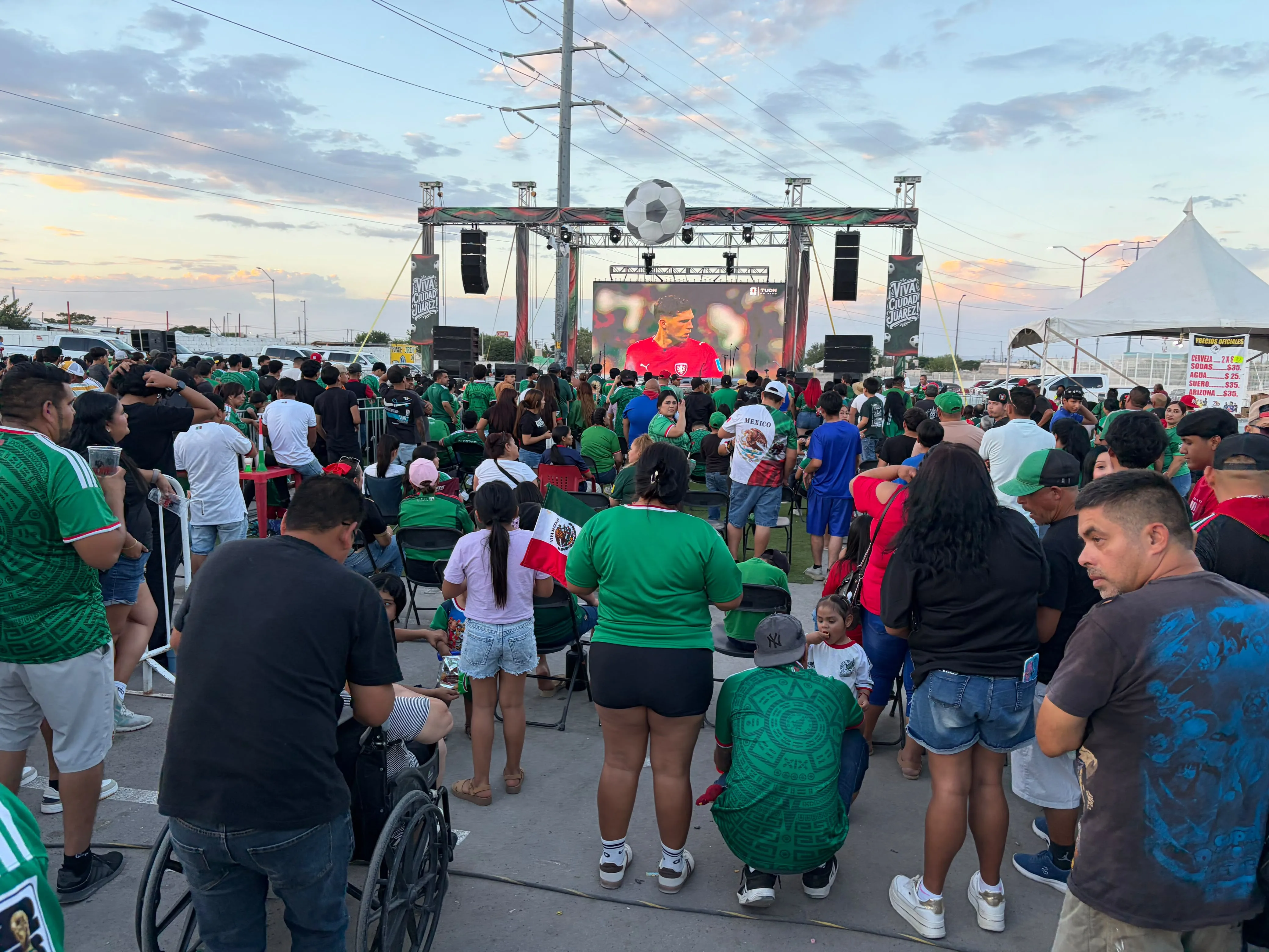 Alcalde de Ciudad Juárez acompaña a ciudadanos en transmisión del partido México vs República Checa - imagen 9