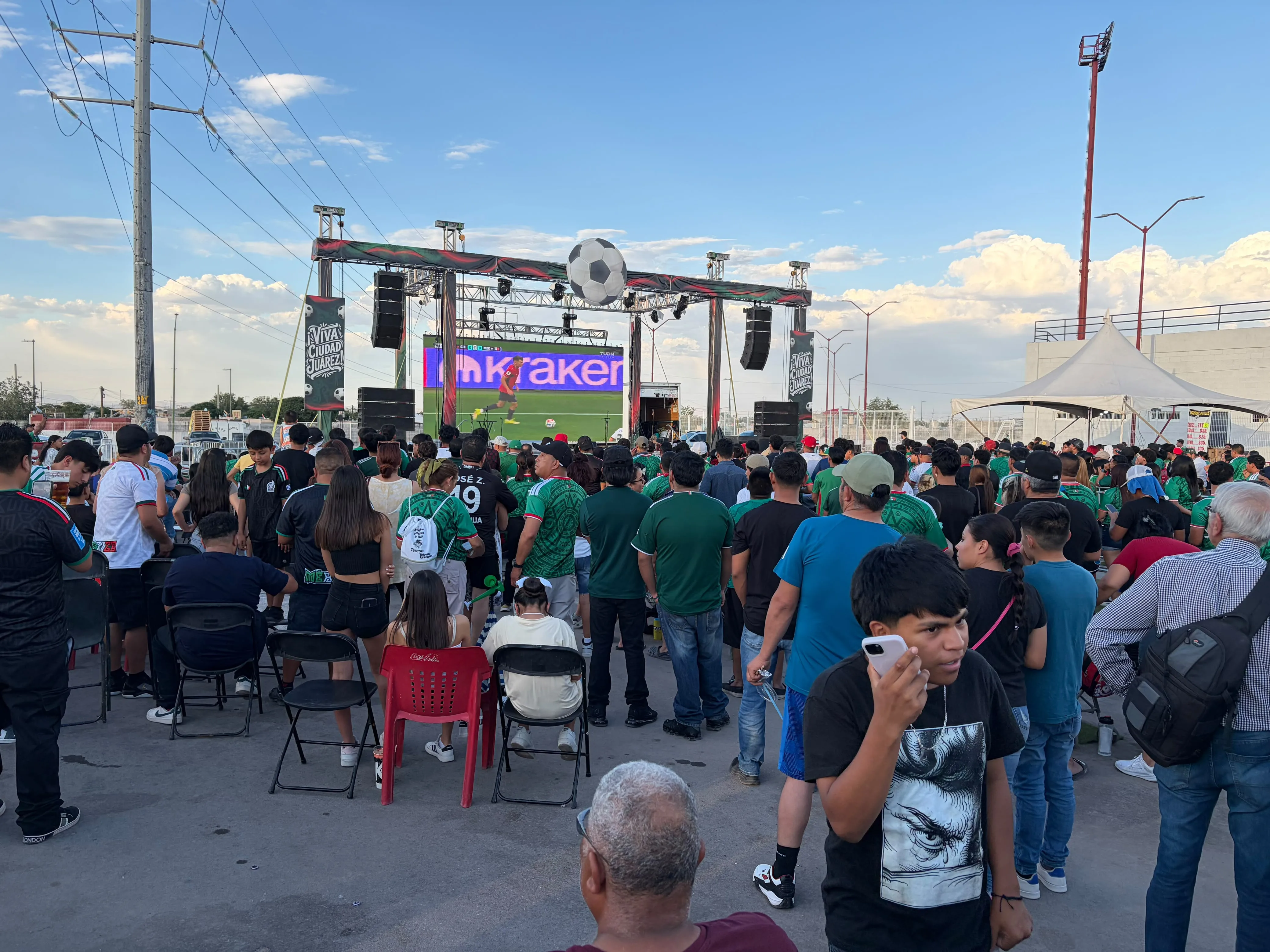 Alcalde de Ciudad Juárez acompaña a ciudadanos en transmisión del partido México vs República Checa - imagen 10