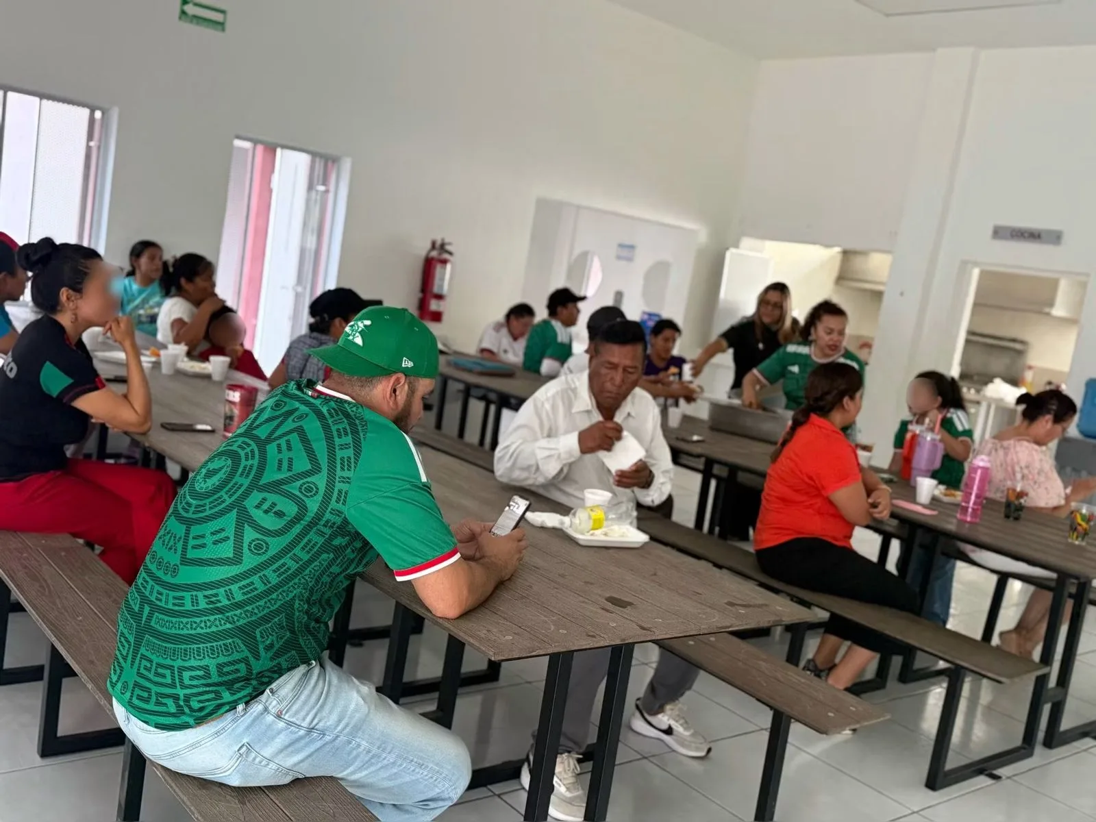 Celebran Día del Padre con transmisión del partido México vs República Checa en Juárez - imagen 3