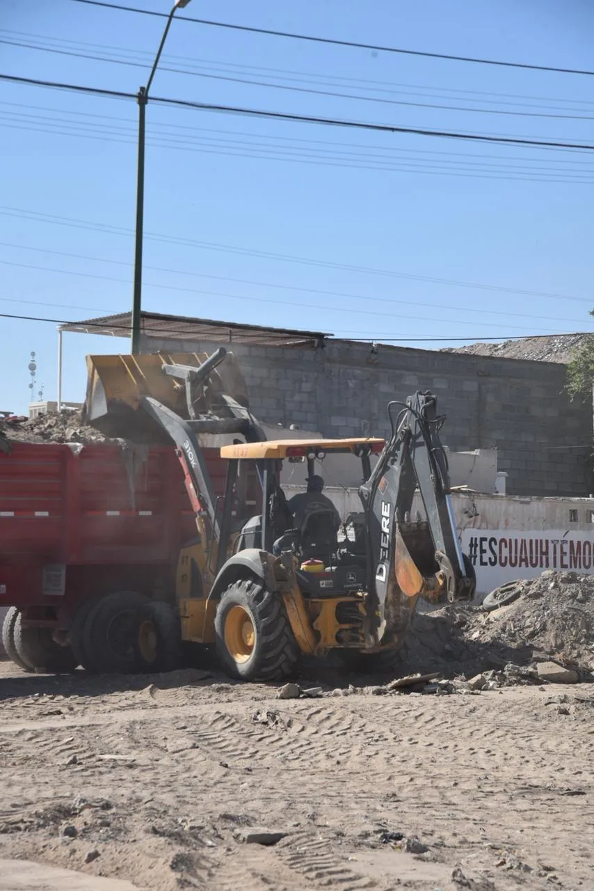 Obras Públicas realiza limpieza y bacheo en colonia Parajes del Valle en Juárez - imagen 1