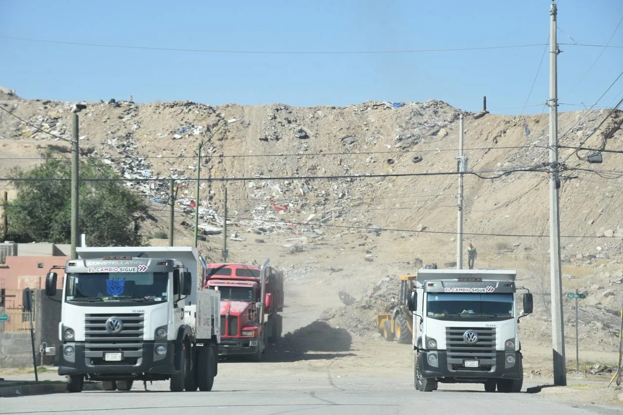 Obras Públicas realiza limpieza y bacheo en colonia Parajes del Valle en Juárez - imagen 2
