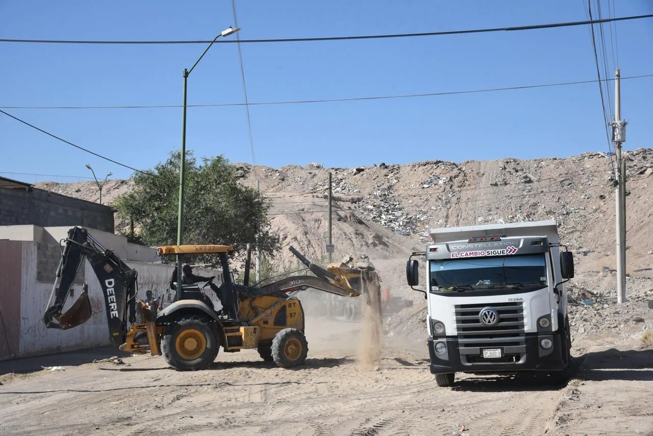 Obras Públicas realiza limpieza y bacheo en colonia Parajes del Valle en Juárez - imagen 8