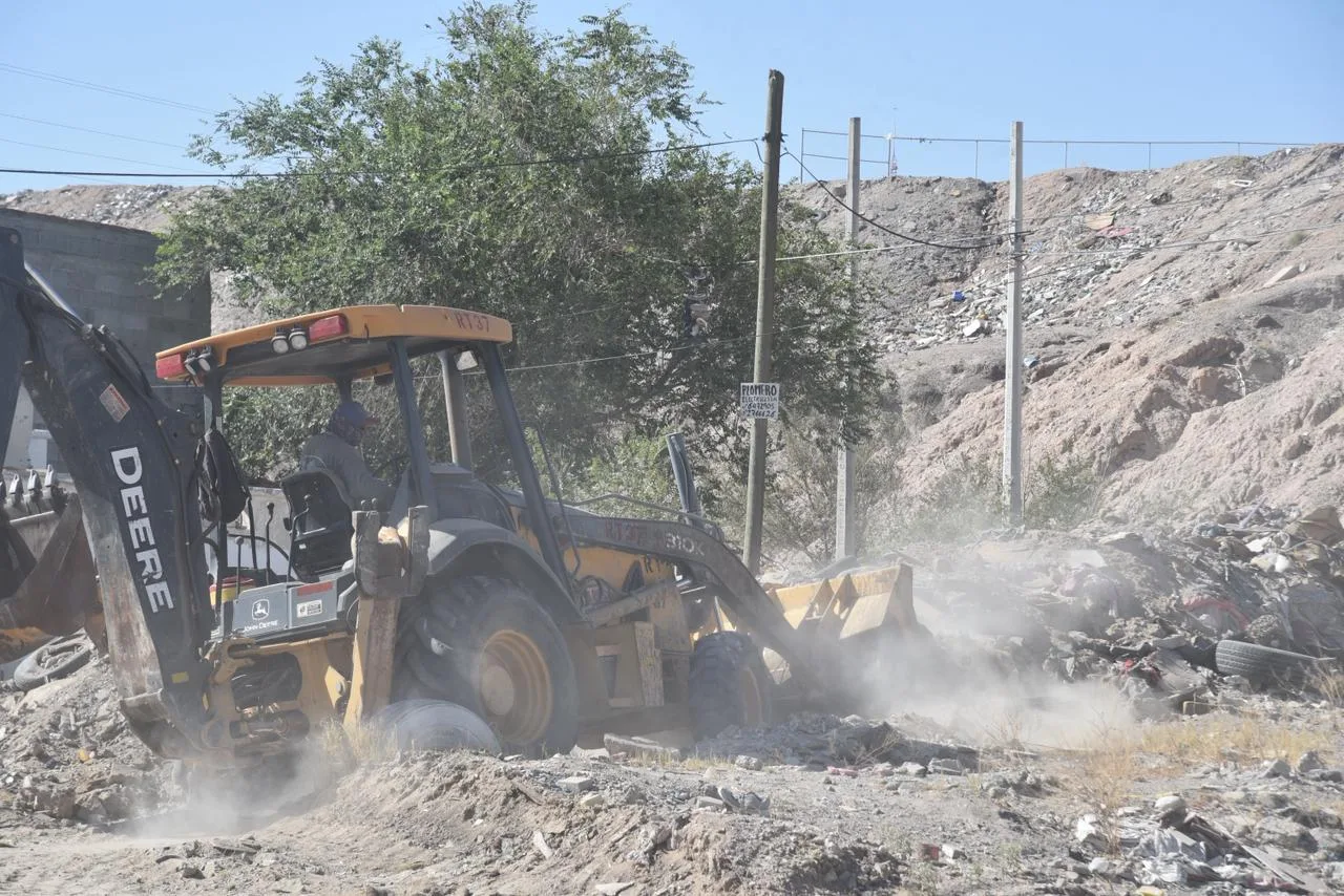Obras Públicas realiza limpieza y bacheo en colonia Parajes del Valle en Juárez - imagen 10
